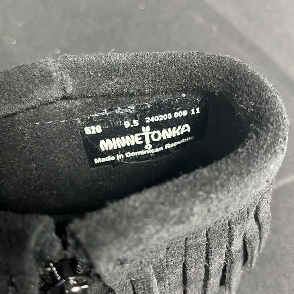 Minnetonka Women’s Concho Feather Black Boot (2931) - Picture 7 of 9